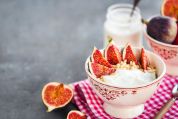 Bircher Müesli mit aufgeschnittenen Feigen in dekorativer Frühstücksschale Bircher Müesli mit aufgeschnittenen Feigen in dekorativer Frühstücksschale